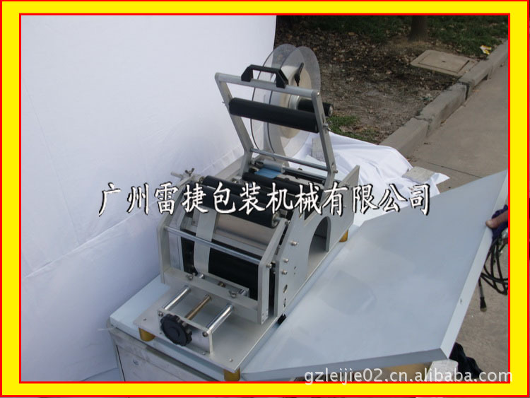 半自動(dòng)小型圓瓶貼標(biāo)機(jī)