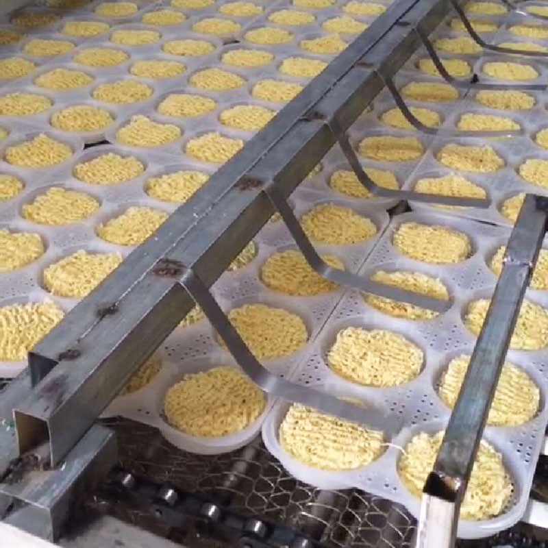 自動化小型食品方便面生產線耐磨圓形模盒網帶輸送機食品設備