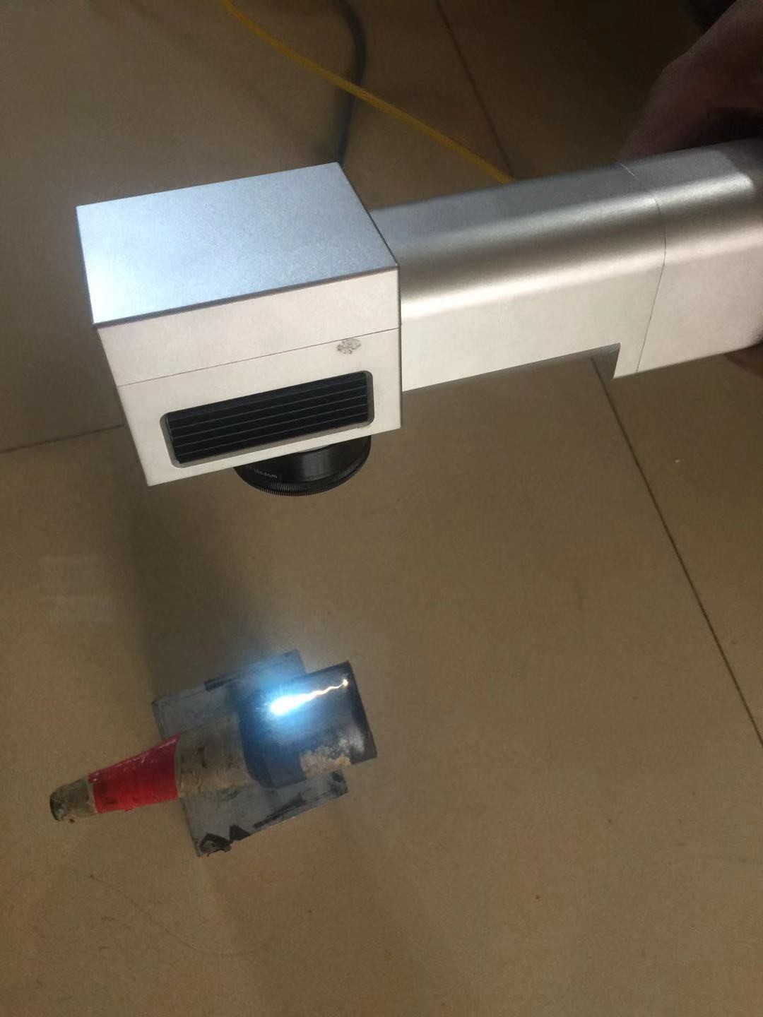 便攜式手持激光清洗除銹機金屬激光除銹除漆除油除膠設備生產廠家